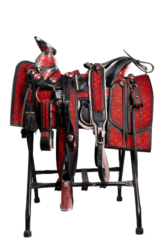 MONTURA CUADRADA BORDADAS EN HILO DE ALGODÓN ROJO FUSTE NEGRO Y HERRAJE ACERO MONEL CON FONDO ROJO