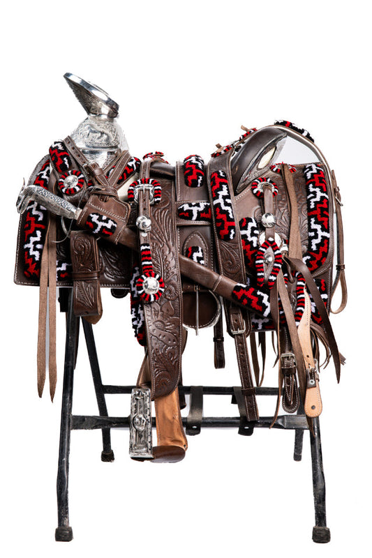 MONTURA CUADRADA CINCELADAS A MANO CHUMETEADO COLOR CHOCOLATE CON GRECA T ROJO NEGRO Y BLANCO FUSTE Y HERRAJE ACERO MONEL SABLE Y FUNDA PARA SABLE