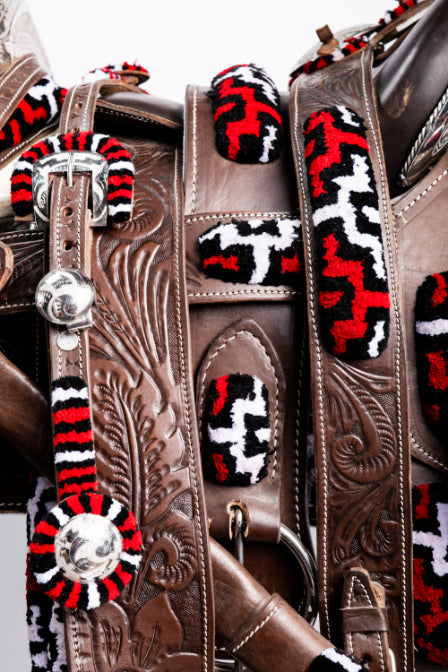 MONTURA CUADRADA CINCELADAS A MANO CHUMETEADO COLOR CHOCOLATE CON GRECA T ROJO NEGRO Y BLANCO FUSTE Y HERRAJE ACERO MONEL SABLE Y FUNDA PARA SABLE