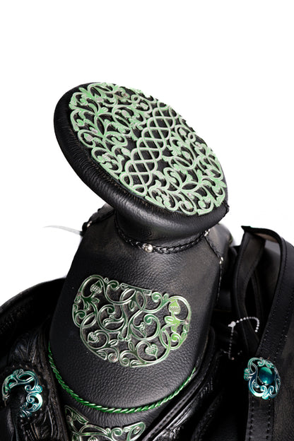 MONTURA COLA DE PATO GUARDA CINCELADAS CON CANTINA NEGRA CON MEDIA GALA Y HERRAJE CALADO Y PINTADO EN VERDE